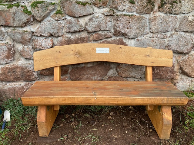 Die gespendete Ruhebank nach der Fertigstellung